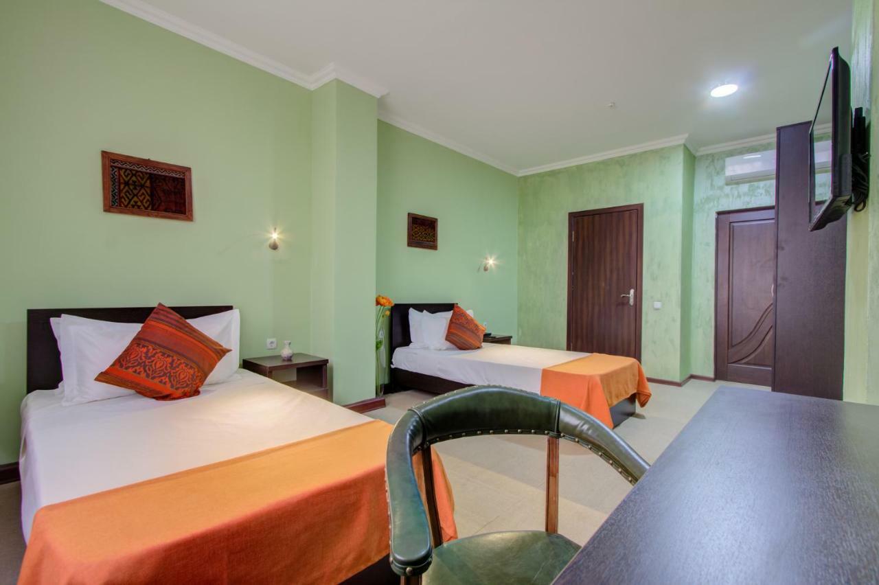 Olive Hotel Bishkek Exterior foto